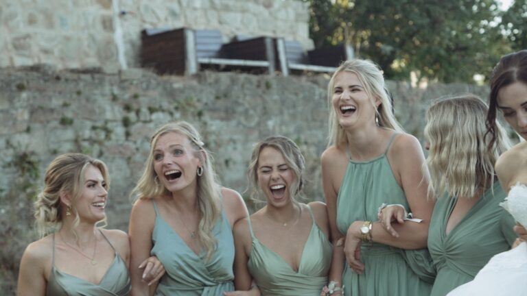 Brautjungfern lachen und haben Spaß während des Hochzeitsfotoshootings