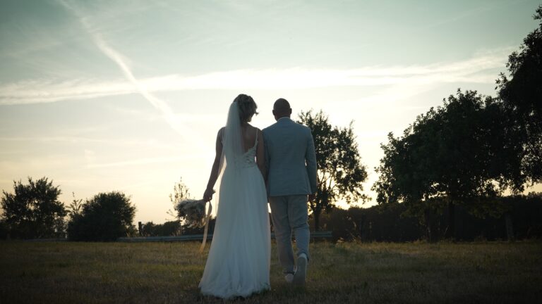 Jana und Marvin gehen Hand in Hand dem Sonnenuntergang entgegen auf Hof Drepper.