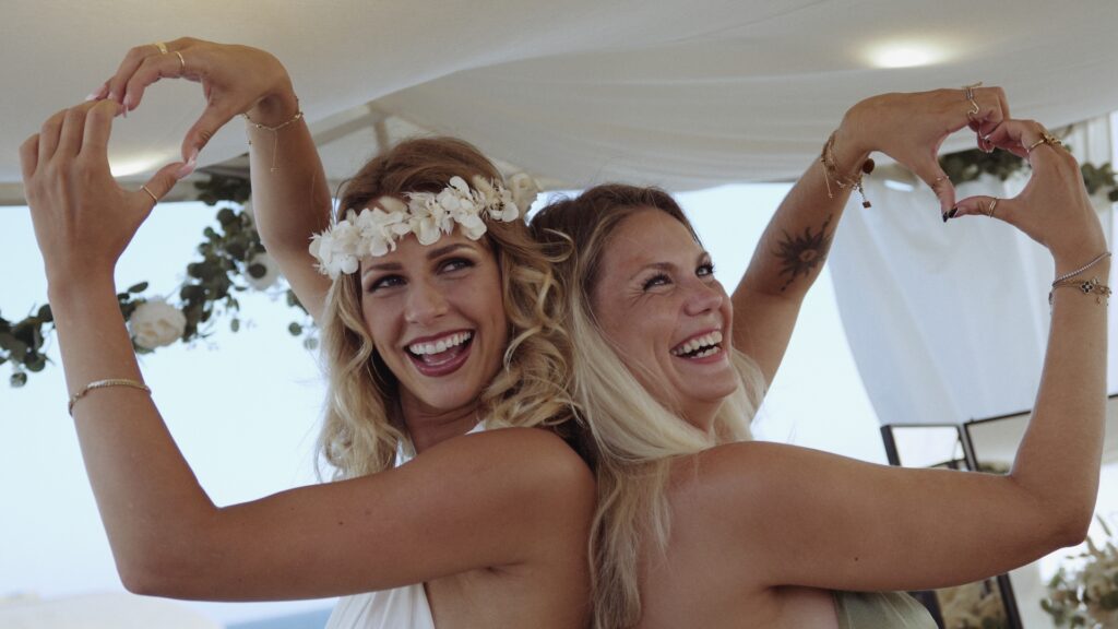 Carolina Peukmann lacht gemeinsam mit ihrer Trauzeugin bei den Vorbereitungen zur Hochzeit auf Mallorca