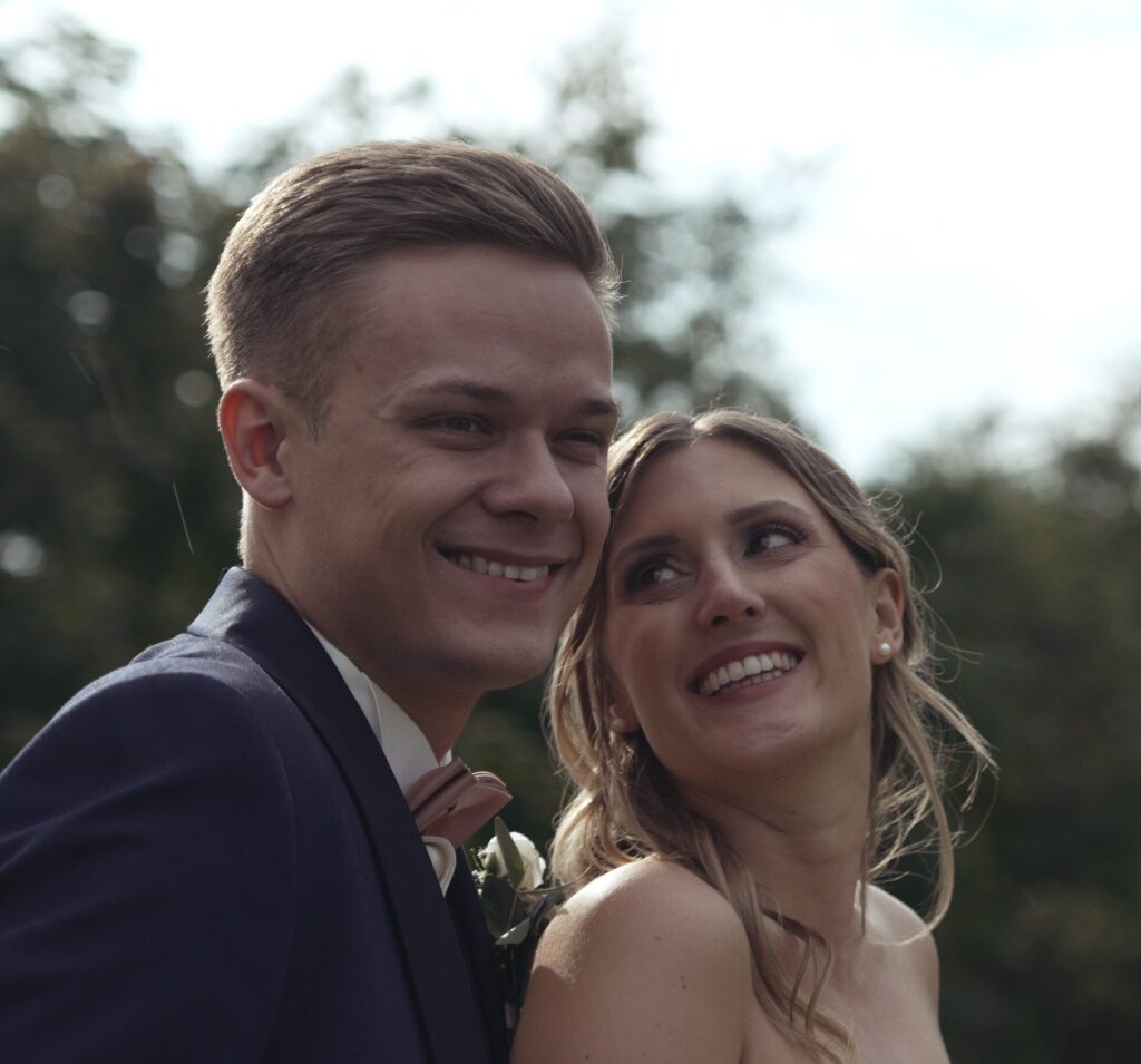 Vanni & Daniel blicken sich während ihrer Hochzeit im Romantikhotel Neuhaus in Iserlohn liebevoll in die Augen.