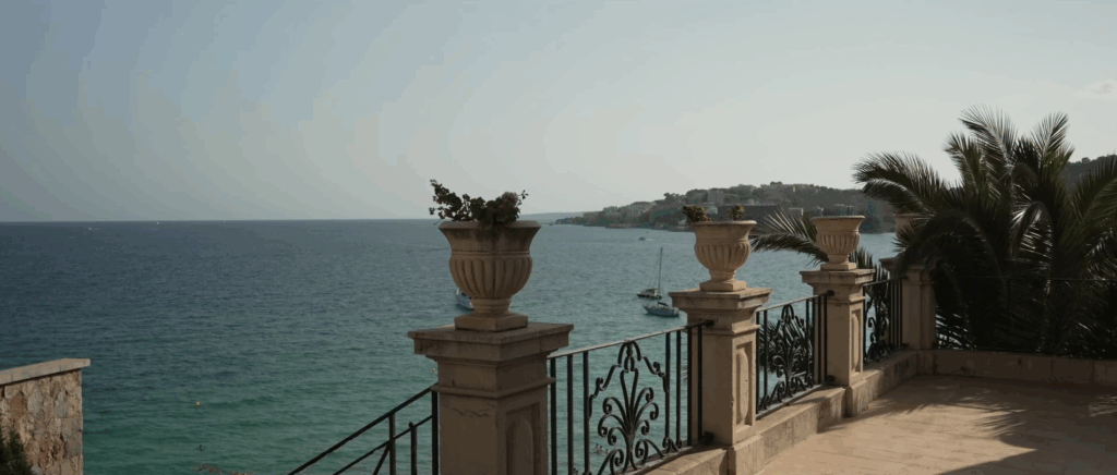 Blick auf die ruhige Bucht von Cala Major auf Mallorca mit türkisblauem Wasser und Sandstrand