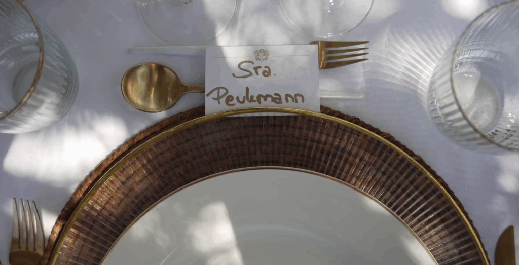 Festlich gedeckter Tisch in der mallorquinischen Mittagssonne bei der Hochzeit von Carolina und Daniel Peukmann