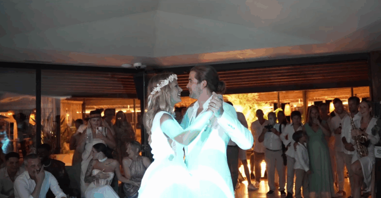 Carolina und Daniel Peukmann beim emotionalen Eröffnungstanz auf ihrer Hochzeit auf Mallorca.
